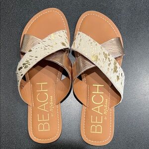 Women’s BEACH pebble sandals.